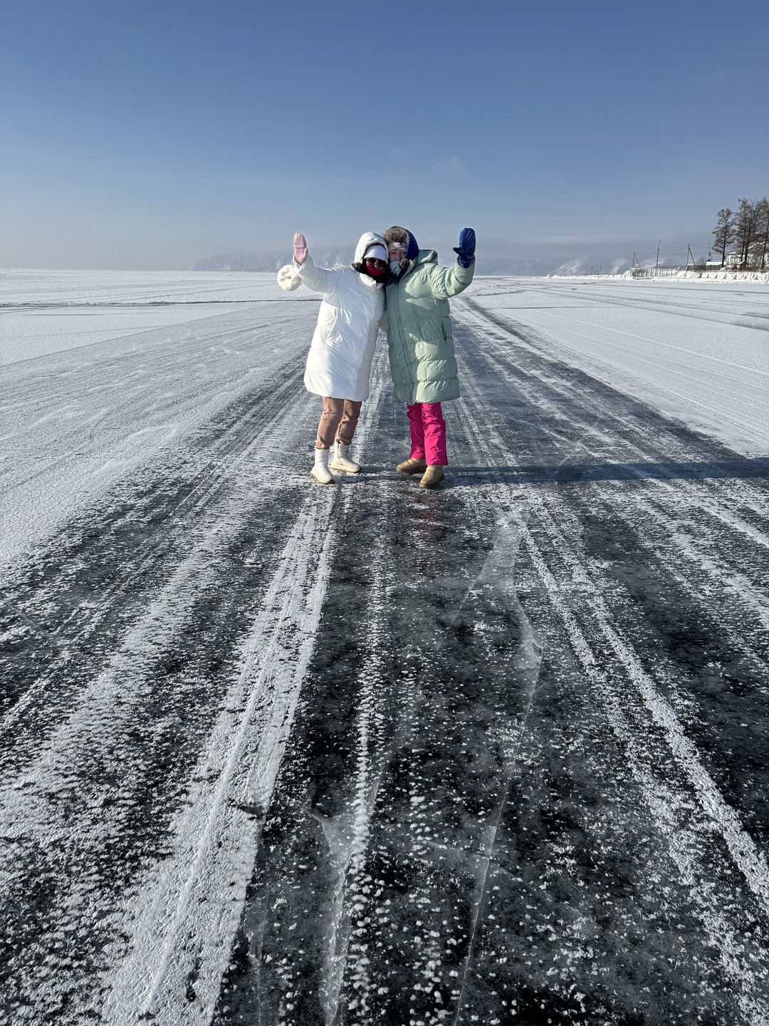Листвянка — это идеальные «ворота» к величию Байкала, где за пару часов из Иркутска попадаешь в