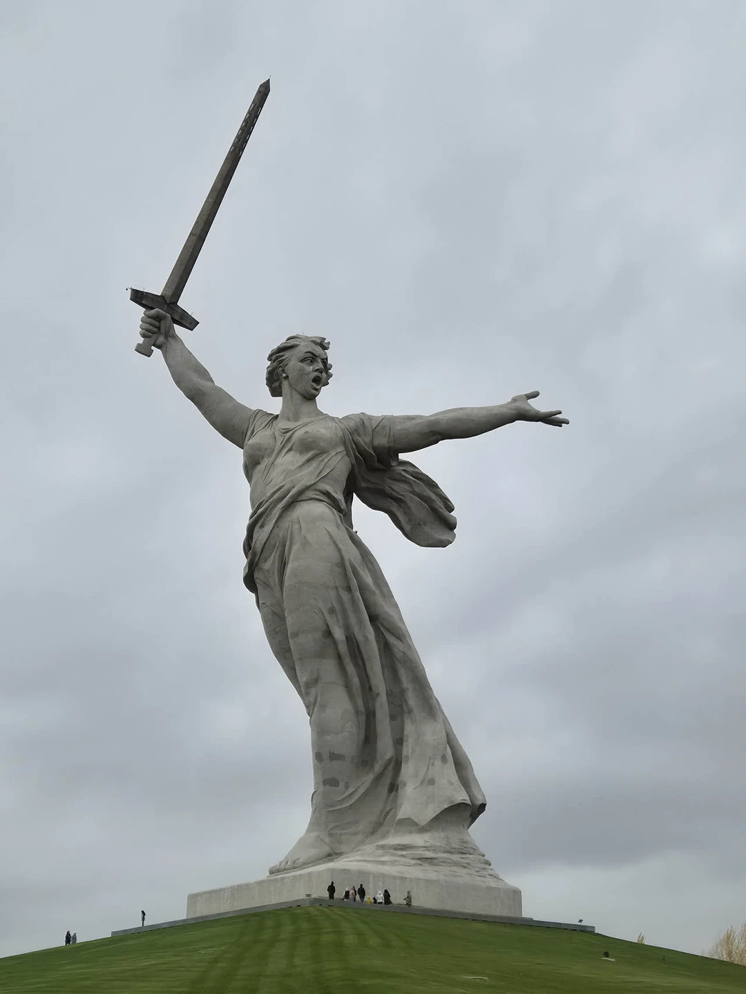 Чудесная экскурсия. Было очень увлекательно, и незаметно пролетело время. Посмотрели на памятник Родина Мать зовет с