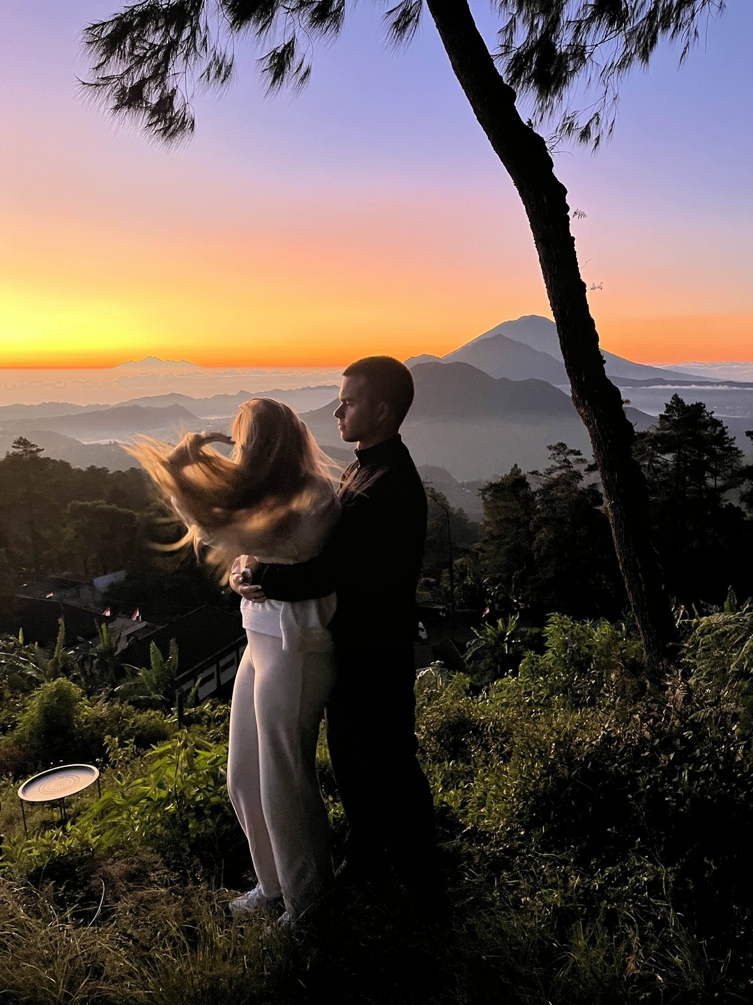 Всё началось с прекрасного водителя, который нас забрал без опозданий) Мы приехали самые первые к рассвету