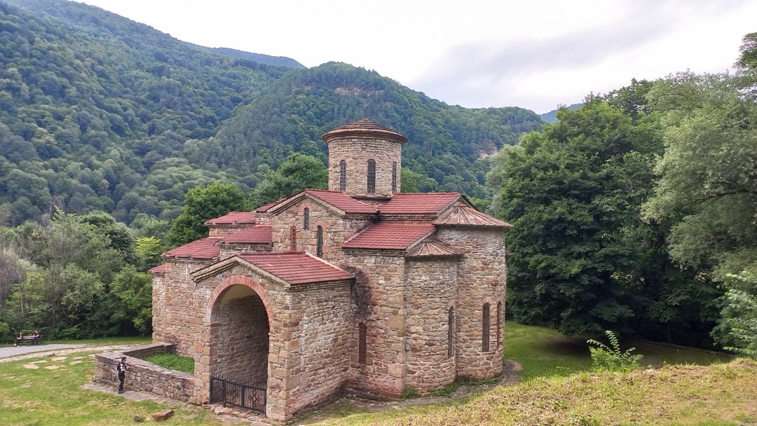 Потрясающее путешествие. Пьянящий своей красотой вид с Гумбаши. Древние храмы и святыни. Красоты Архыза. Сырная пещера,
