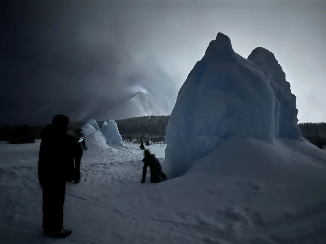 Ездили с Евгением! Просто потрясающий человек, идеально, для авантюристов, вроде нас! Готовых на любые приключения! Все