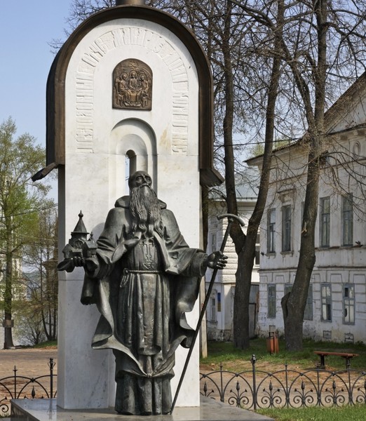 Памятник Макарию Калязинскому