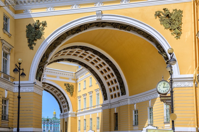 Фото - Экскурсия: "Фейк-тур: 12 невероятных историй Петербурга!"