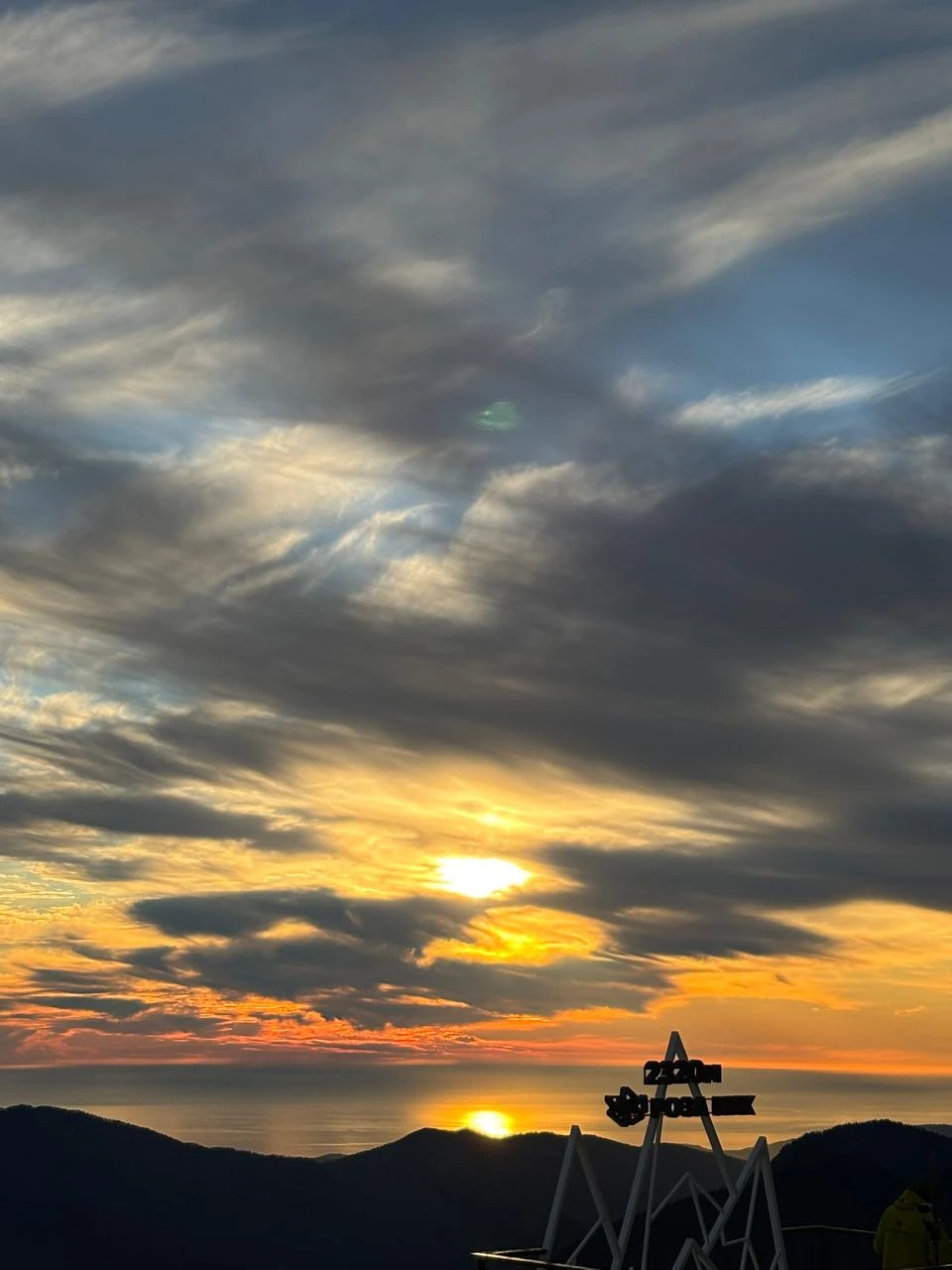 Брала экскурсию Красная Поляна, закат в горах. Экскурсовод Денис очень открытый, доброжелательный и тактичный человек!