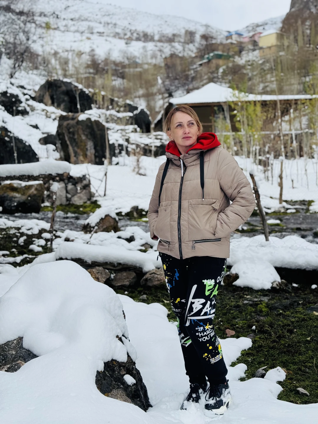 С экскурсией нам очень повезло. Именно в этот день выпал снег в горах. И мы увидели