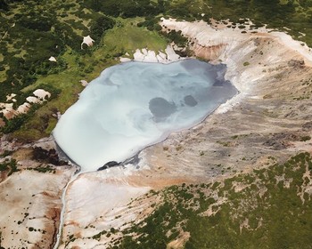 Вулкан Головнина и озёра Кипящее и Горячее