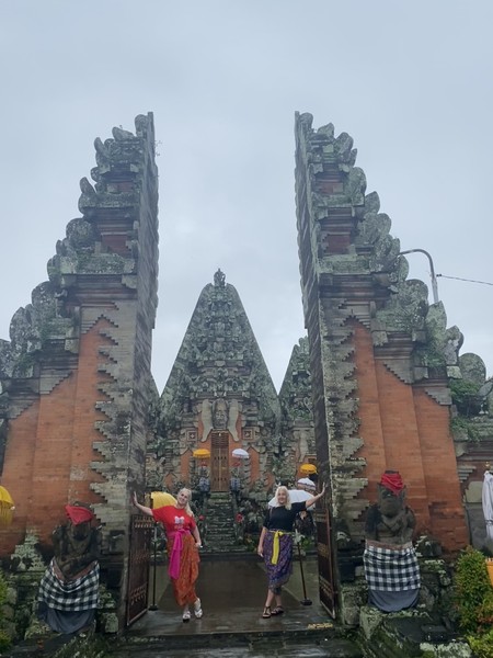 Заказали экскурсию еще с России, успешно прошла предоплата через карту, прибыли на лайнере, Синду встретил нас