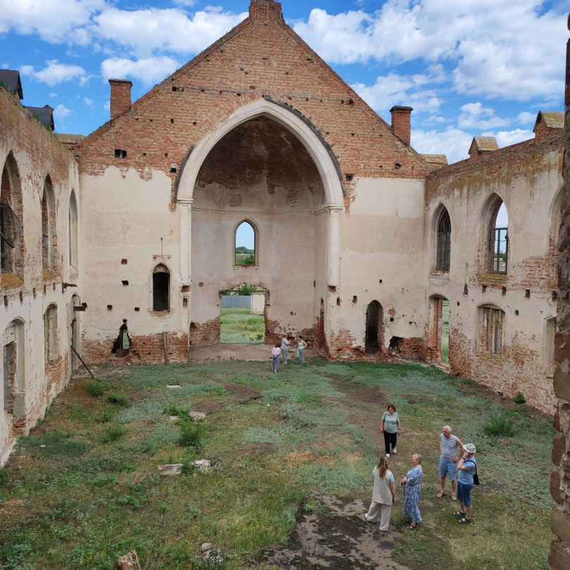 Мы ездили большой компанией в 12 человек, и все остались довольны. Рады, что представилась возможность посетить