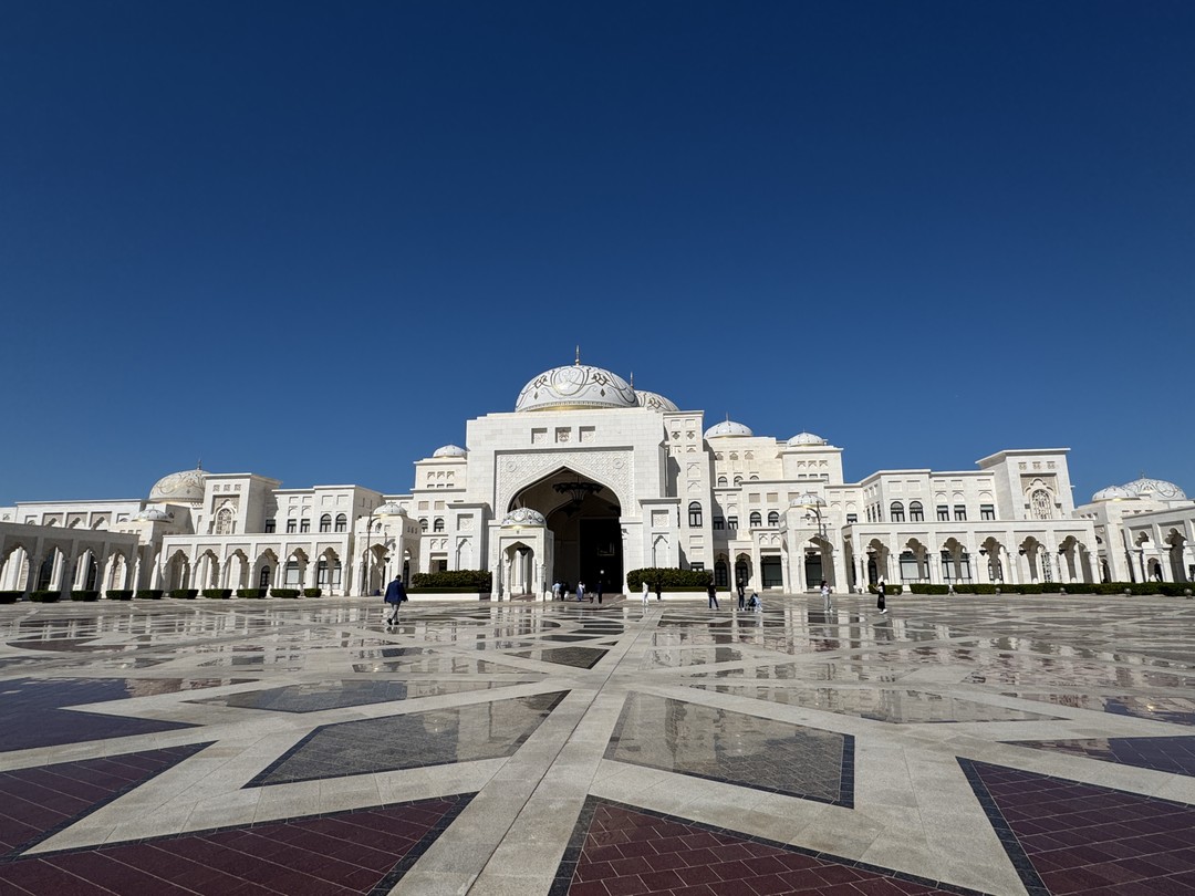 Сегодня наша группа из трех человек была на экскурсии в Абу Даби. Нашим гидом был Эмиль
