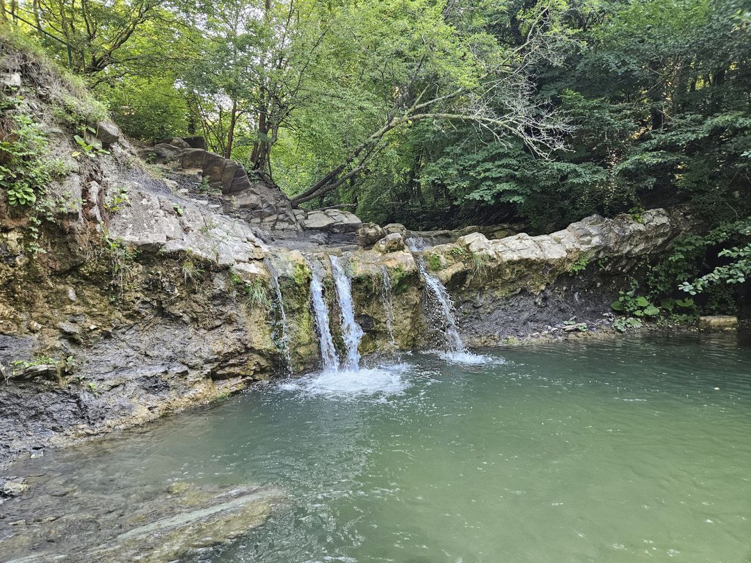 Экскурсия отличная, посетили дольмены, водопады. В чаше Афродиты водичка бодрит) Экскурсовод Евгений подробно рассказал историю мест