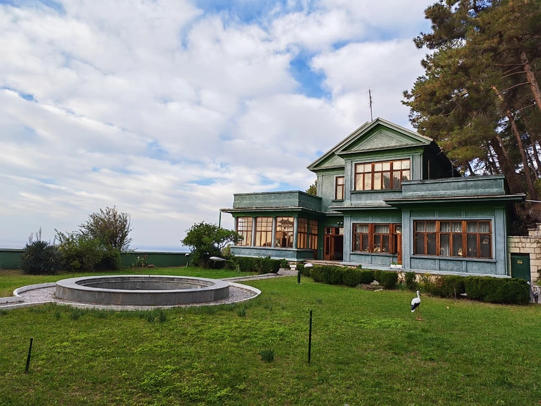 Отличный гид, бусик и экскурсия! Рекомендую! Наш гид был Славик, очень приятный интересный собеседник! Рассказывал не