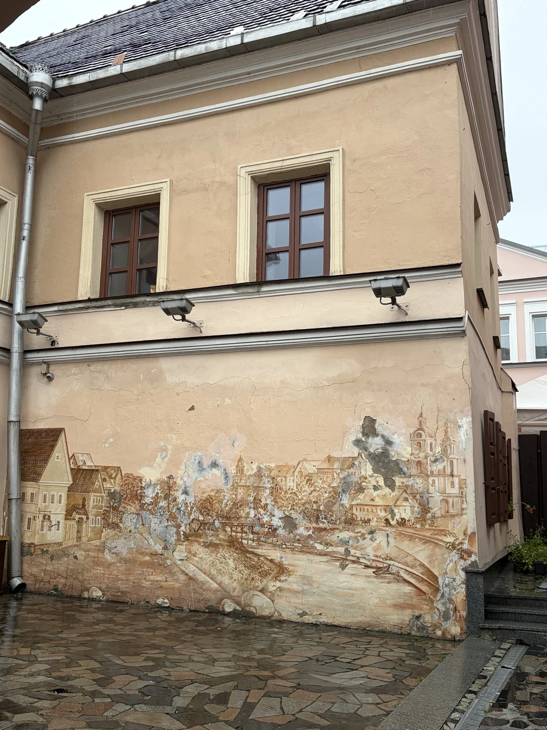 Елена очень интересный рассказчик, аккуратный водитель. Несмотря на плохую погоду обеспечила нас зонтами, показала несколько интересных