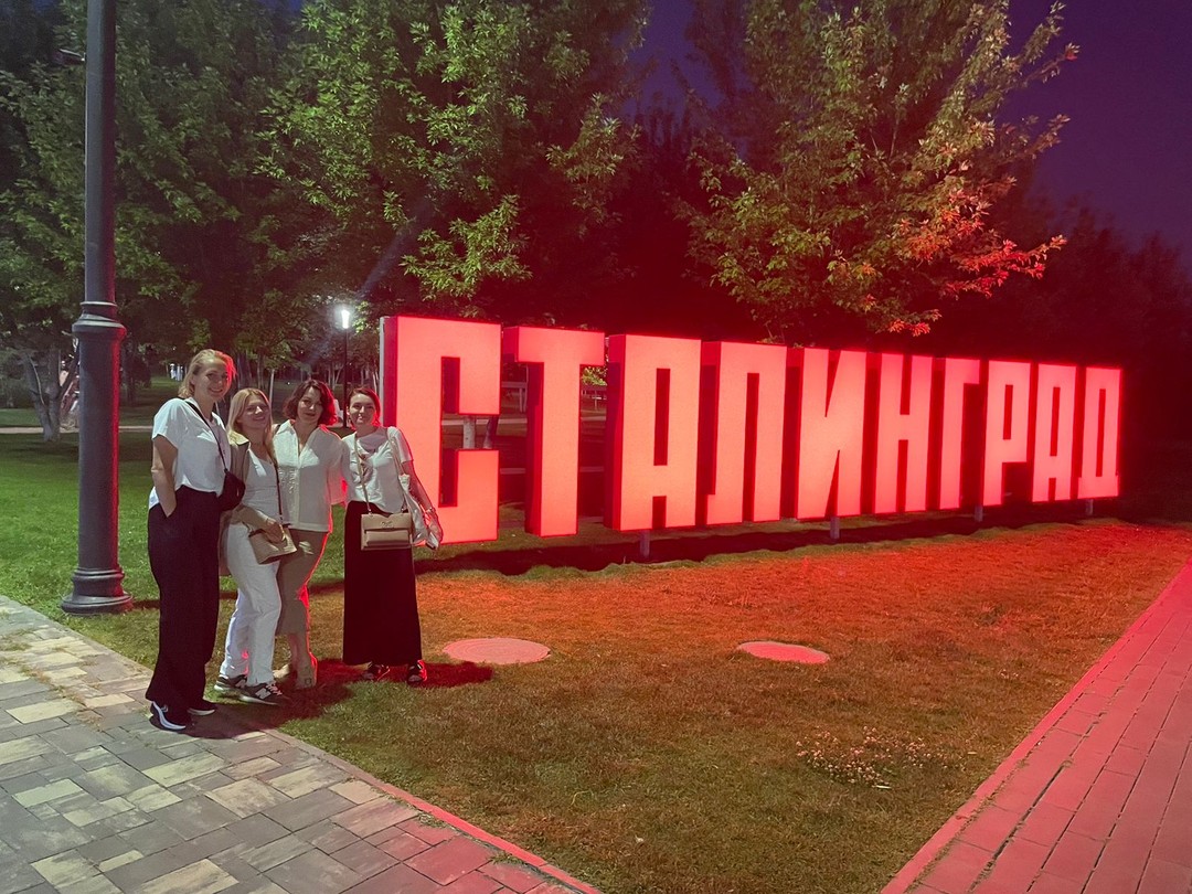 Напишу отзыв сразу о двух экскурсих: Волгоградские хроники и Мамаев Курган. Потрясающий экскурсовод: эрудированный, внимательный, спокойный