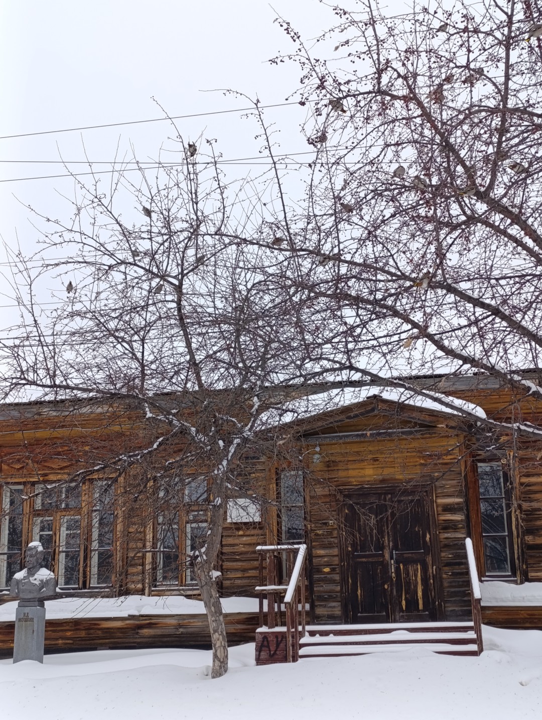 Мы, группа из 4 человек из Москвы. Приехали в Сибирь расширить кругозор. Нам очень повезло с