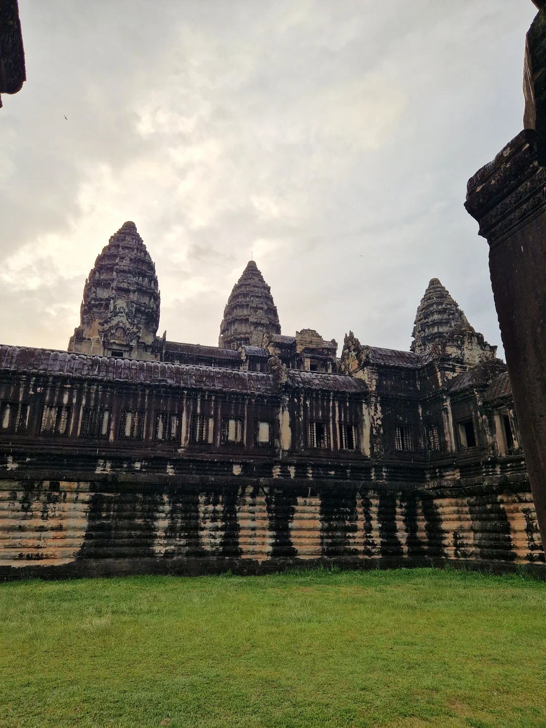 Присоединяюсь ко всем положительным отзывам, действительно отличная экскурсия. Мы были в Камбодже первый раз, специально приехали