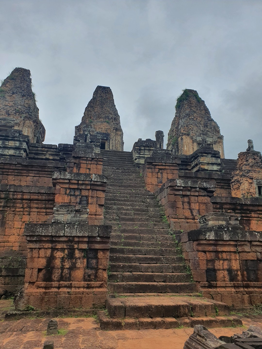 Если исследовать Камбоджу, то только с Андреем! Увлеченный рассказчик, сумел заинтересовать и взрослых, и детей. Провел