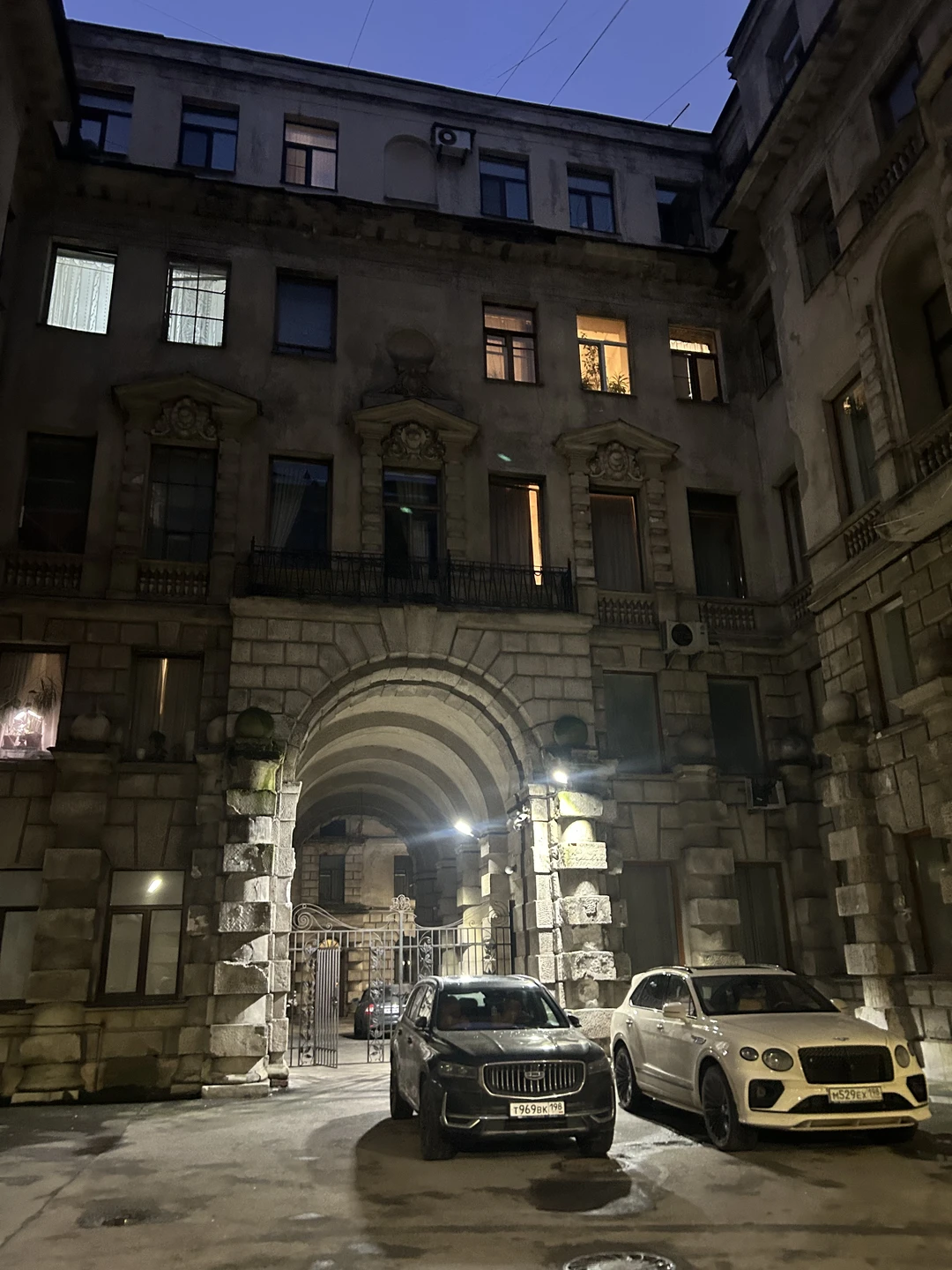 Секреты Петроградской стороны: дворы-колодцы, парадные и доходные дома (Алипова)