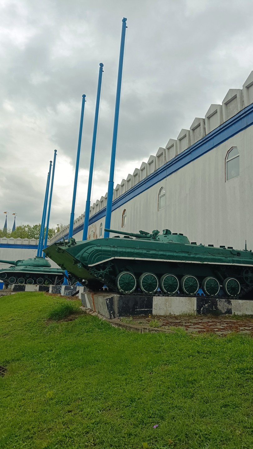 Рассказчик в бункере чудесный, но хотелось более структурированного рассказа. Возможно это сложно из-за отсутствия сведений или