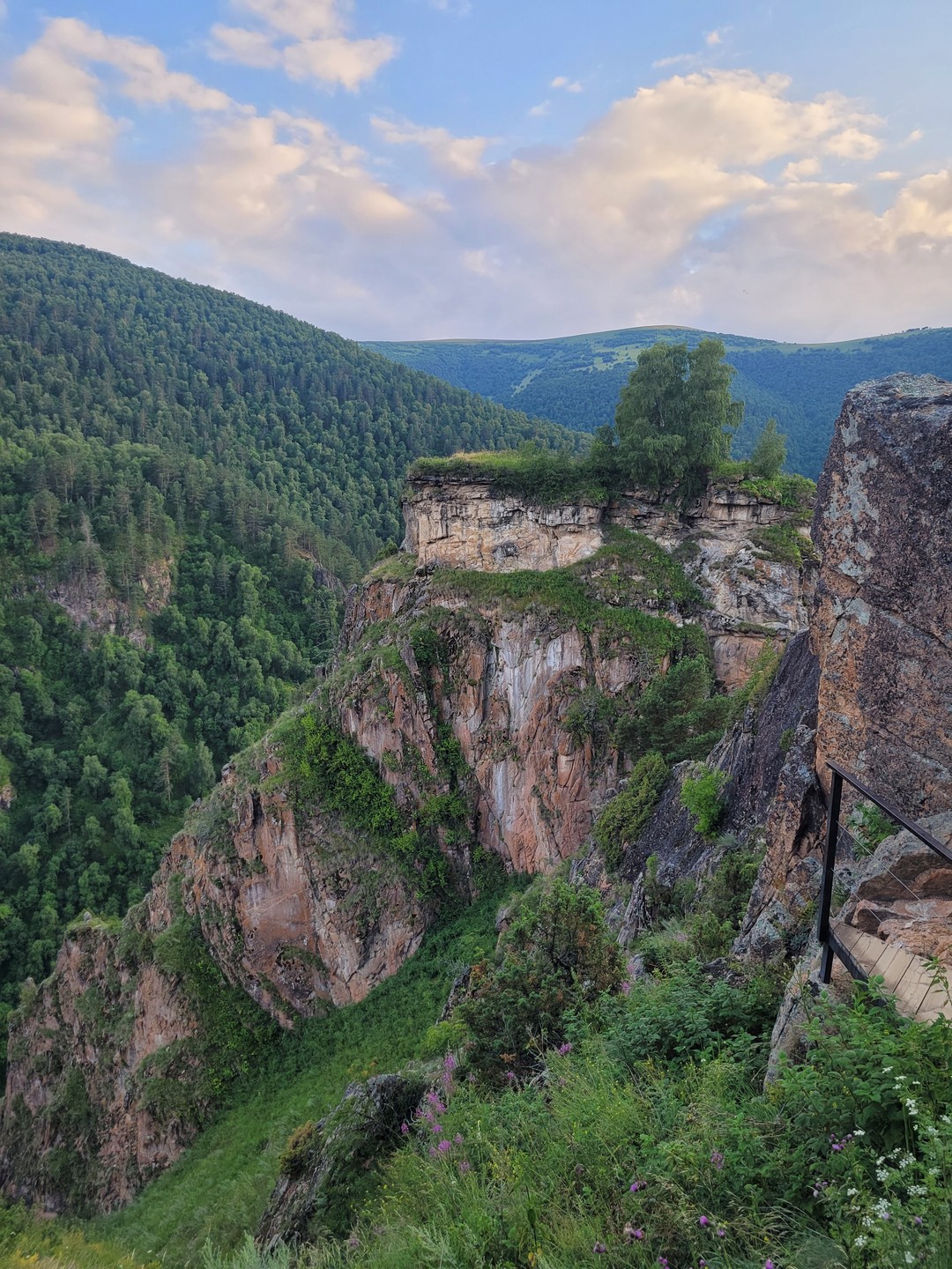 Экскурсия очень интересная, красивые пейзажи, хотя были тучи удалось все же увидеть Эльбрус. По пути заехали