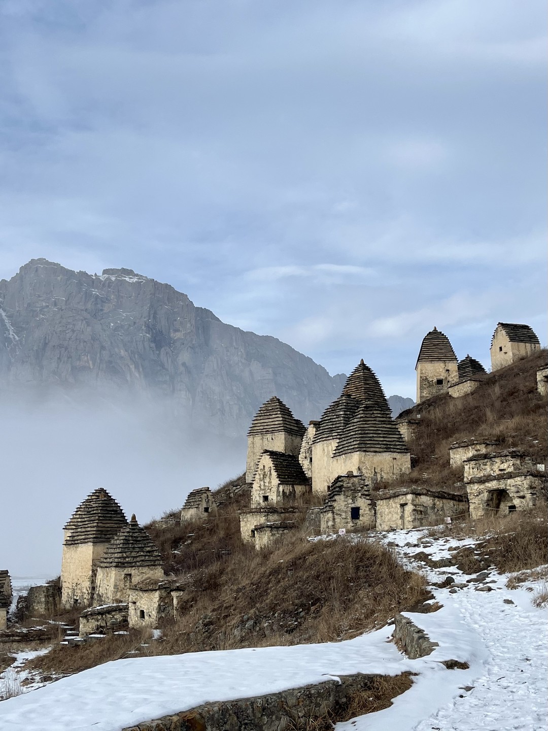Ездили в Осетию с экскурсоводом Николаем, забрал нас вовремя, пока ехали забирать других участников, он рассказывал