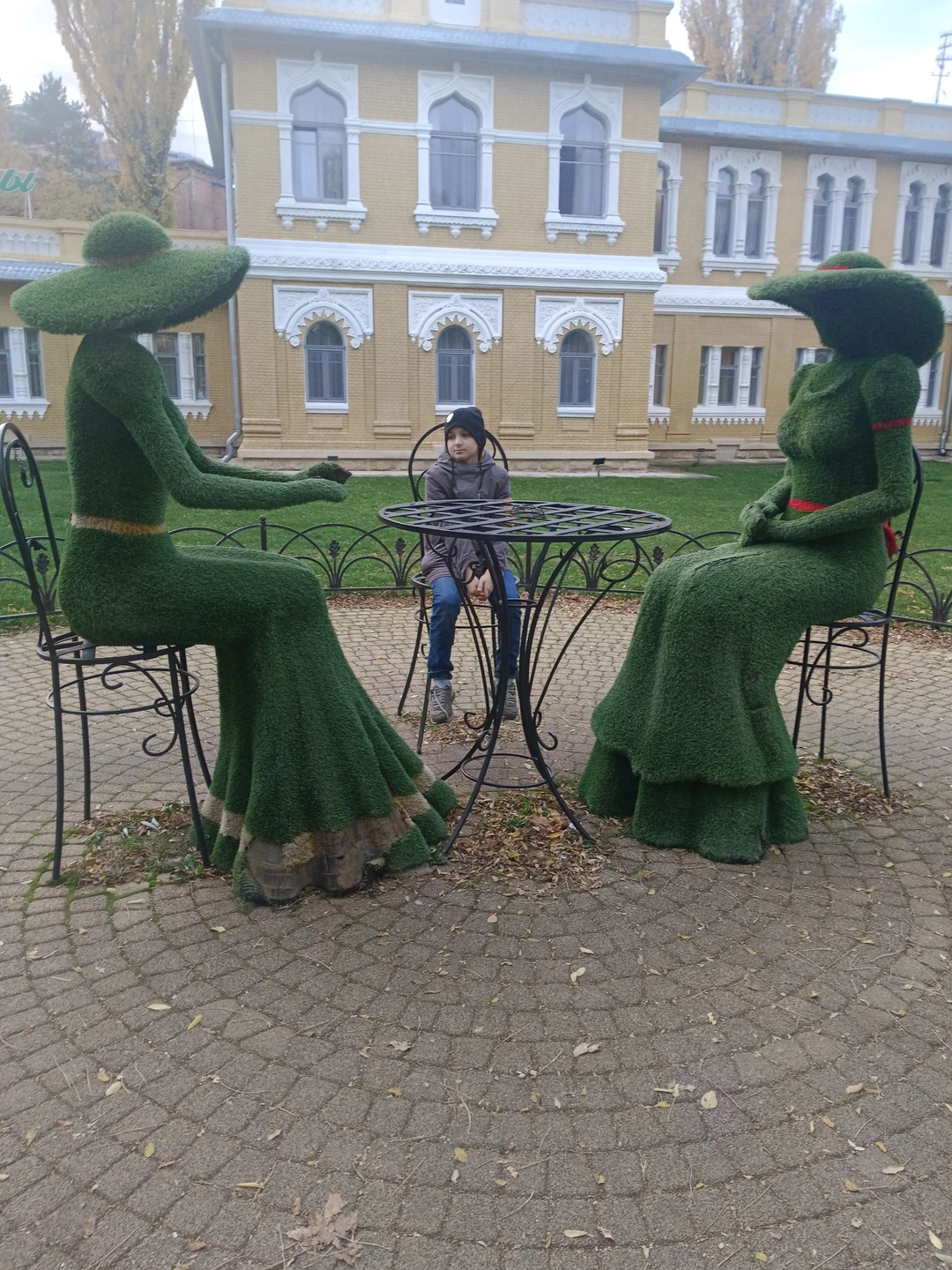 Спасибо за познавательную экскурсию. Прогулка была лёгкой и понятной, сын с удовольствием искал места съёмок из