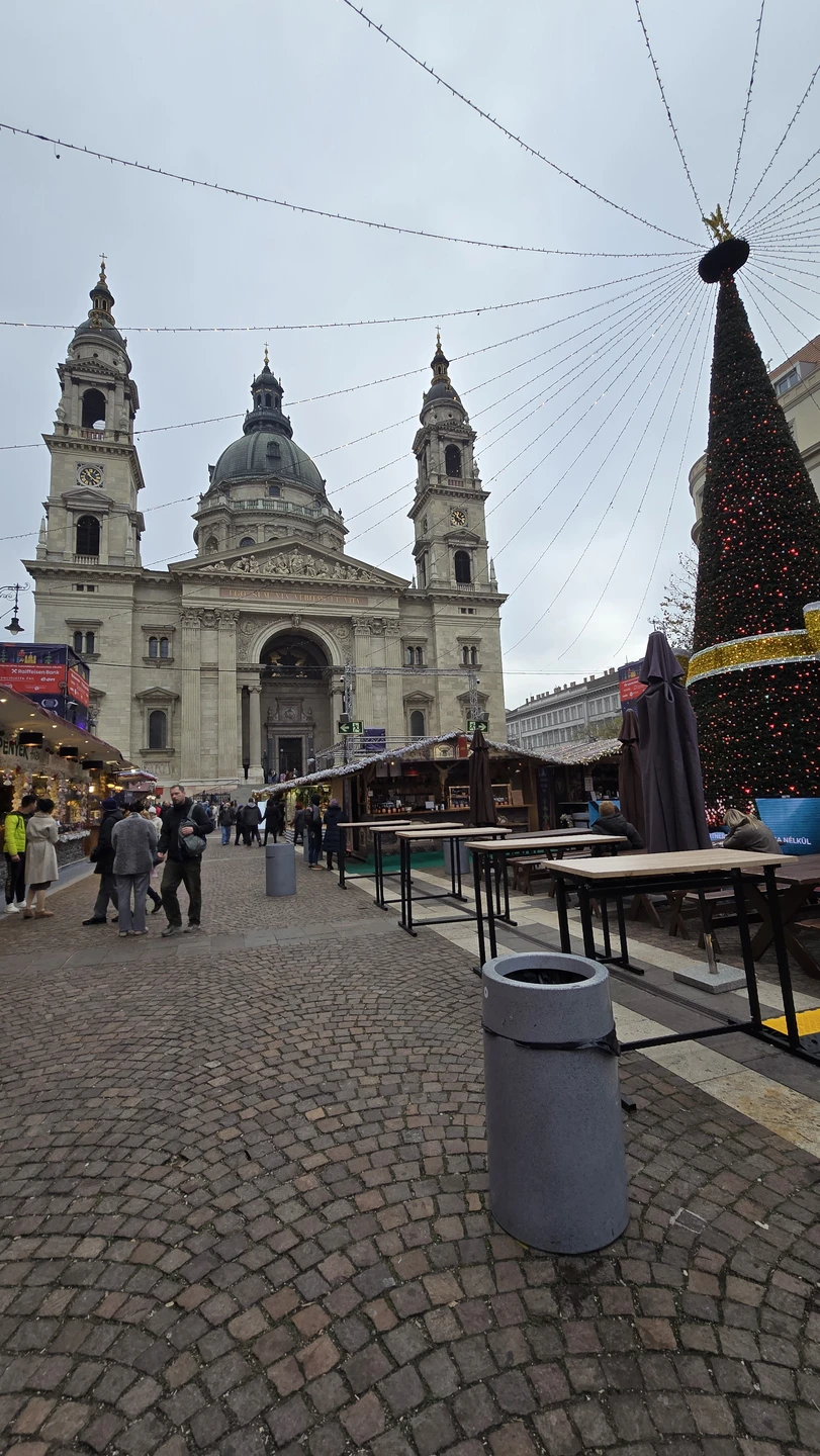 Неспешная и очень увлекательная трехчасовая прогулка по городу. Особенно хочу отметить гида Елену… человек с огромным