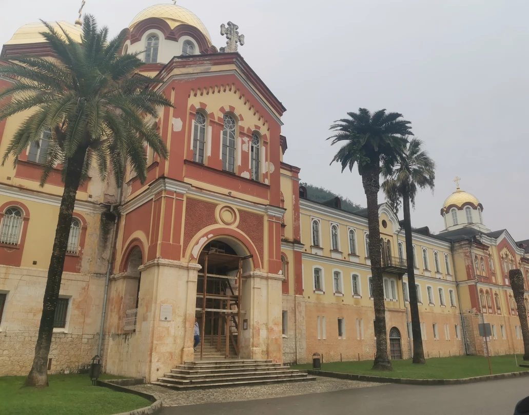 Была проездом в Сочи, но вкус когда-то давно попробованного Абхазского вина забыть невозможно. Поэтому я специально