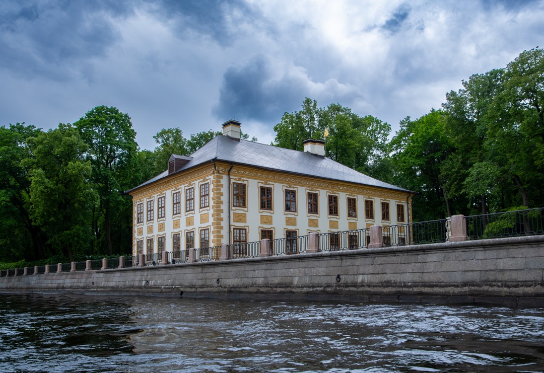 Внимательный, знающий капитан. Маршрут составлен хорошо, посвящен в основном акватории Невы. По каналам прошли совсем немного.
