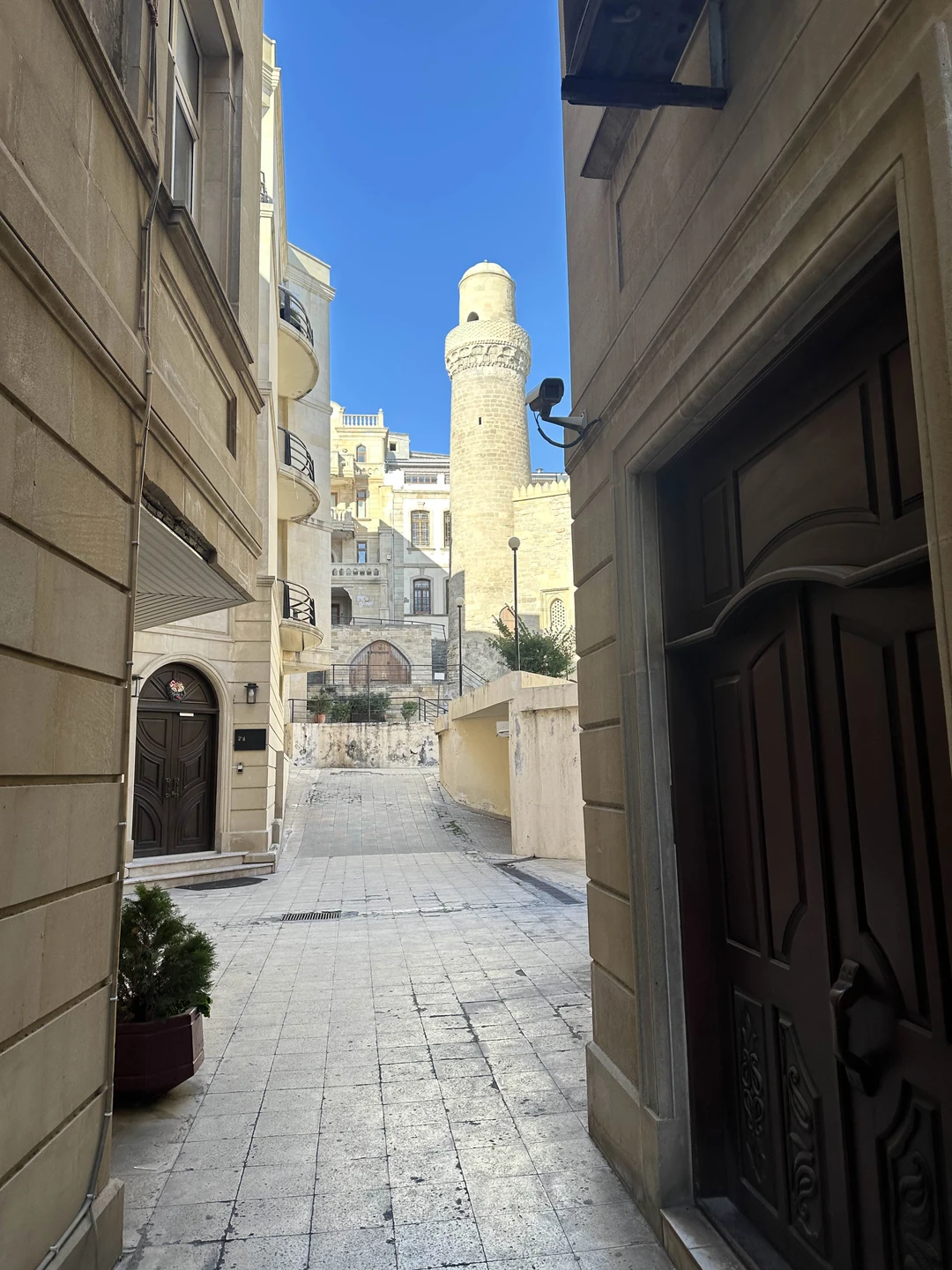 Наше знакомство с солнечным Баку началось с обзорной авто-пешеходной экскурсии по городу с Вахидом. Нам очень