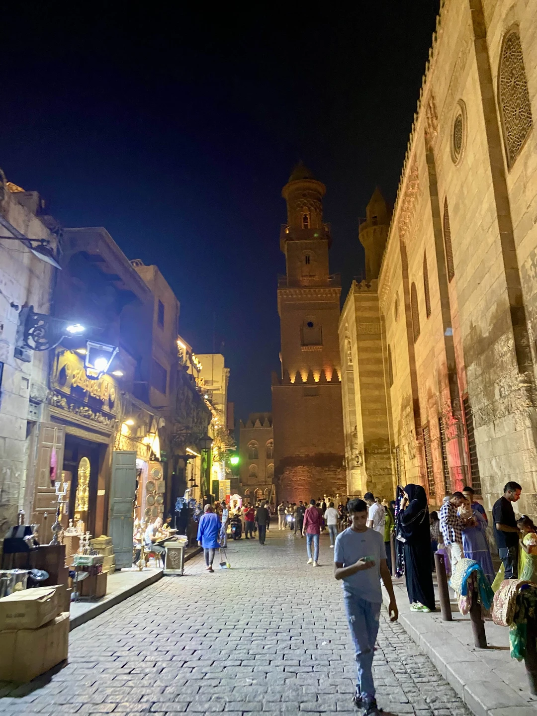 Рекомендую Ибрагима от всей души! Мой самолет задержался на два часа, но он меня встретил, и