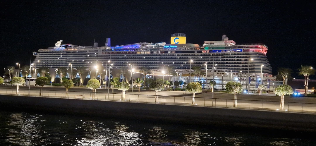 Прекрасные виды Марины с борта катамарана и вполне хороший ужин… напоследок мини концерт!!! Трансфер организован четко прямо из отеля!!