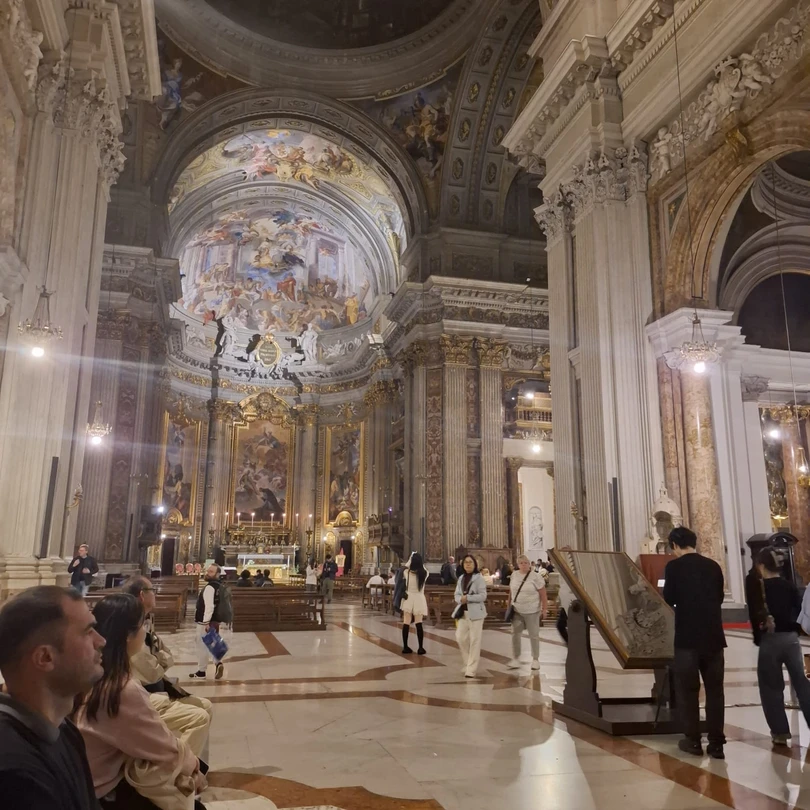 Нашим гидом был молодой музыкант Себастьян. Он отличный рассказчик, со своим особенным взглядом на исторические события