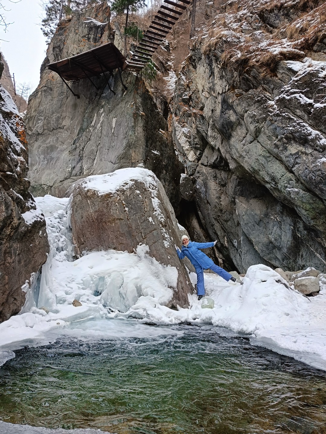 Михаил, наш гид, показал нам множество красивых и удивительных мест: мы налюбовались видами на залив Култук