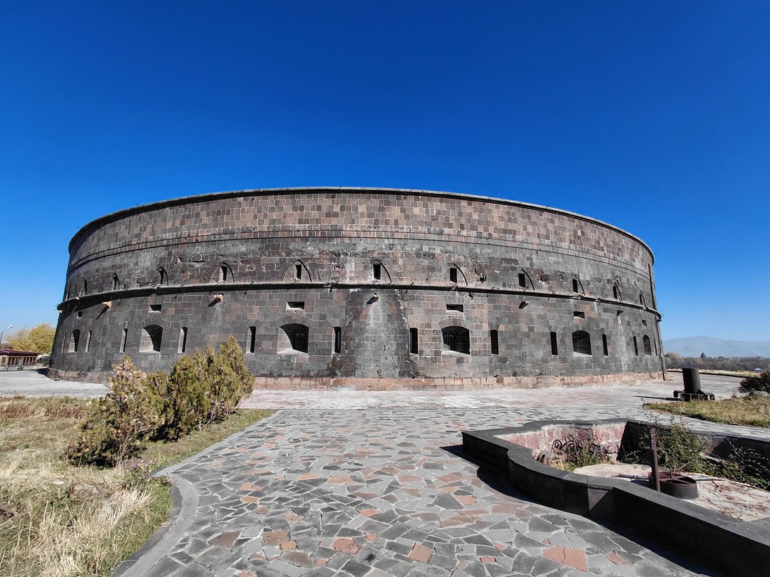 В культурную столицу Армении - Гюмри обязательно езжайте с Багратом. Там вы не только прогуляетесь по