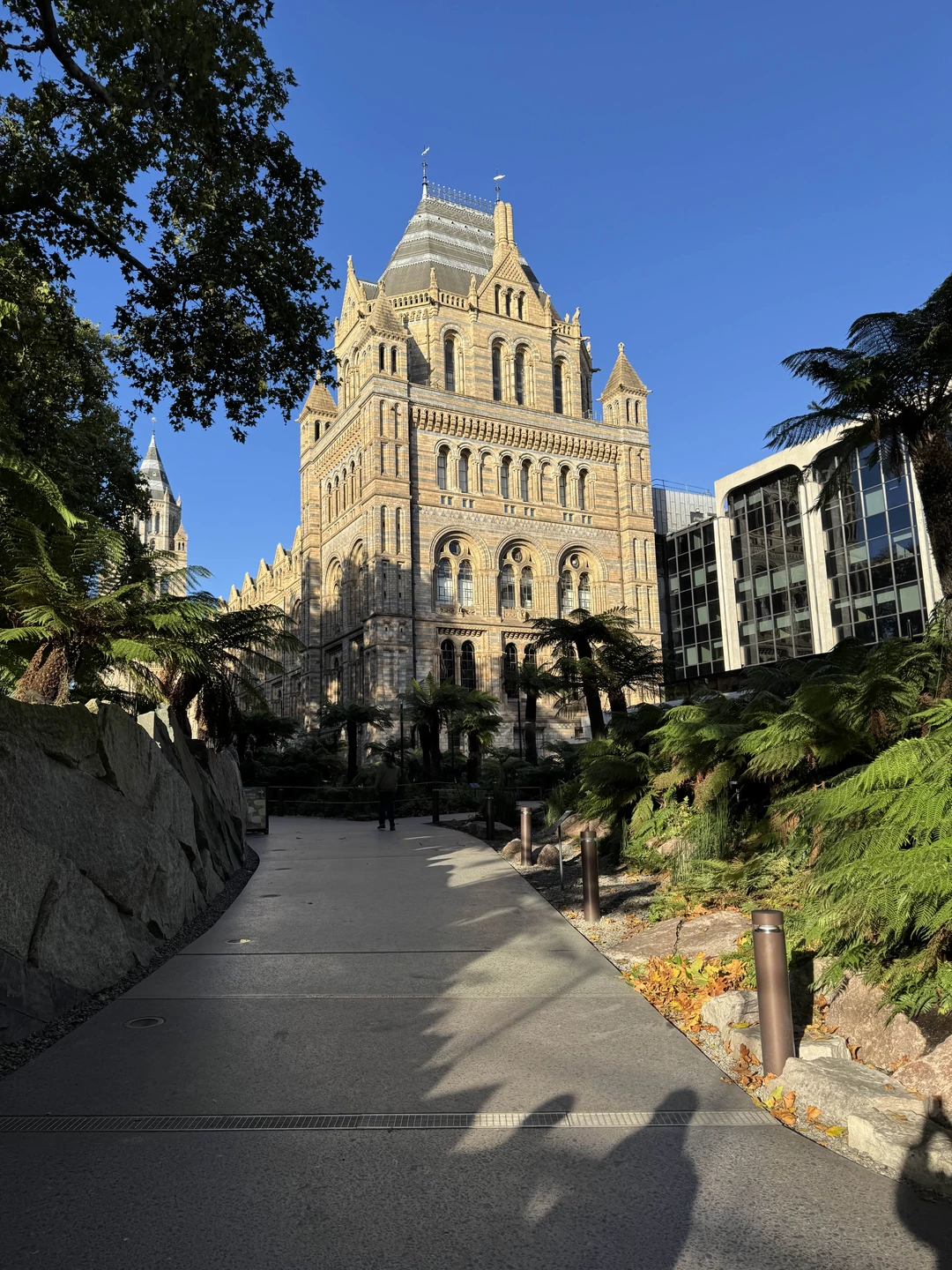 Экскурсия была ориентирована на ребенка и Вера прекрасно справилась с этой задачей. Гид очень быстро нашла