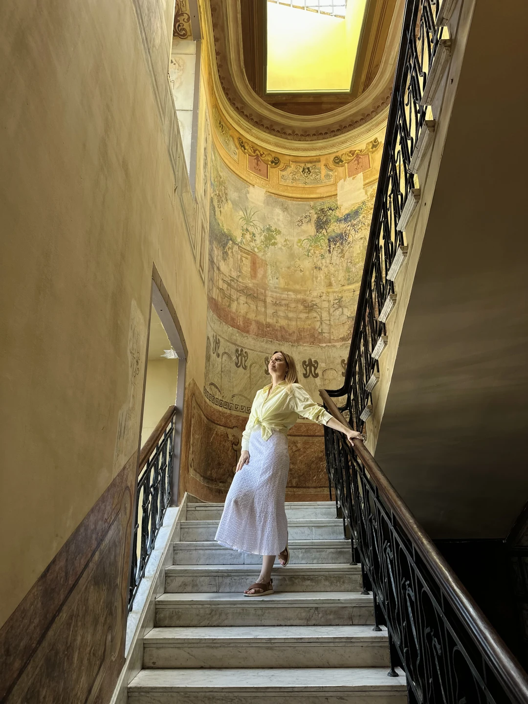 В октябре путешествовала по Грузии и очень хотела красивую фотосессию в старинных улочках Тбилиси. И мне