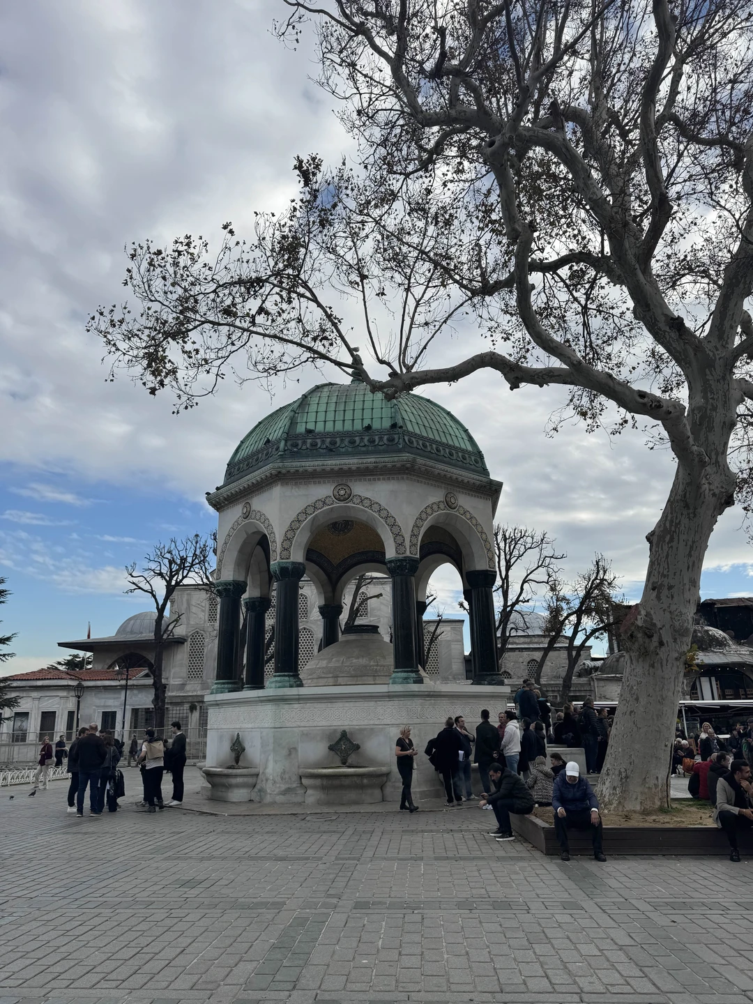 Сегодня мы посетили главные достопримечательности Стамбула, такие как Айя-София, услышали невероятную историю этого собора, побывали в