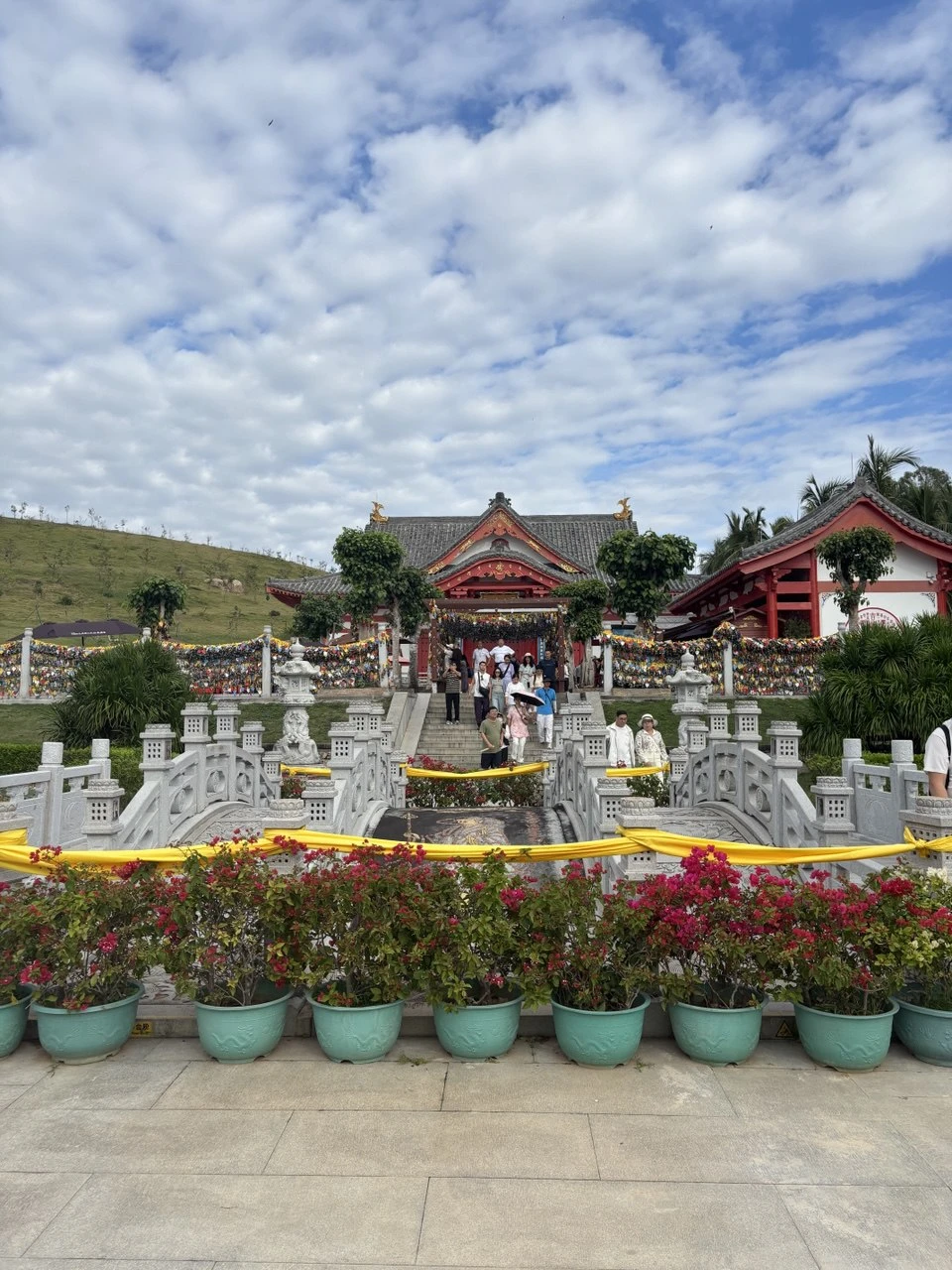 Приехала комфортная машина. Лучше договариваться выезжать в 7 утра, мы выехали в 8, захотели спокойно позавтракать.