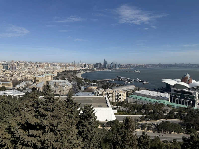 Пешая прогулка в компании гида Турала оставила много приятных воспоминаний о старом городе Баку. Узнали много