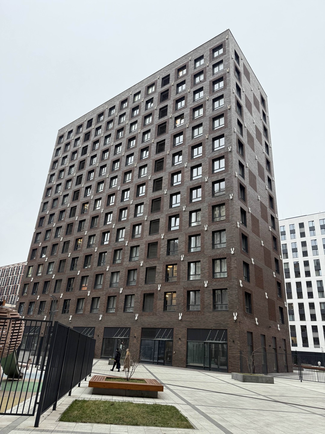 Давно хотели побывать в ЗИЛАРТе и оказалось, что есть экскурсия. Соня замечательный рассказчик, много распечатанного материала