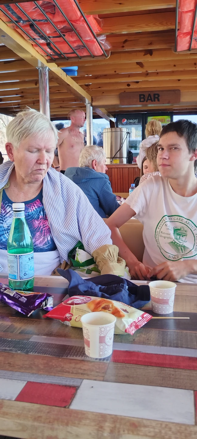 Питание хорошее, третья остановка была не на пляже, а в море, но тоже хорошо. Из заявленного