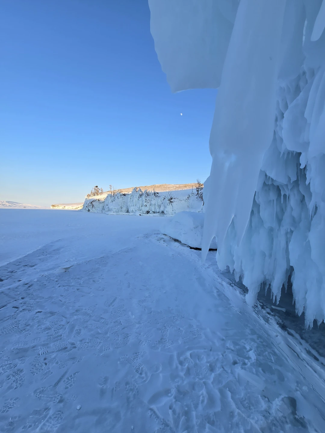 Это сказка! Семен провел экскурсию прекрасно, безопасно на внедорожнике (крузак), было тепло и комфортно! Очень надёжный,