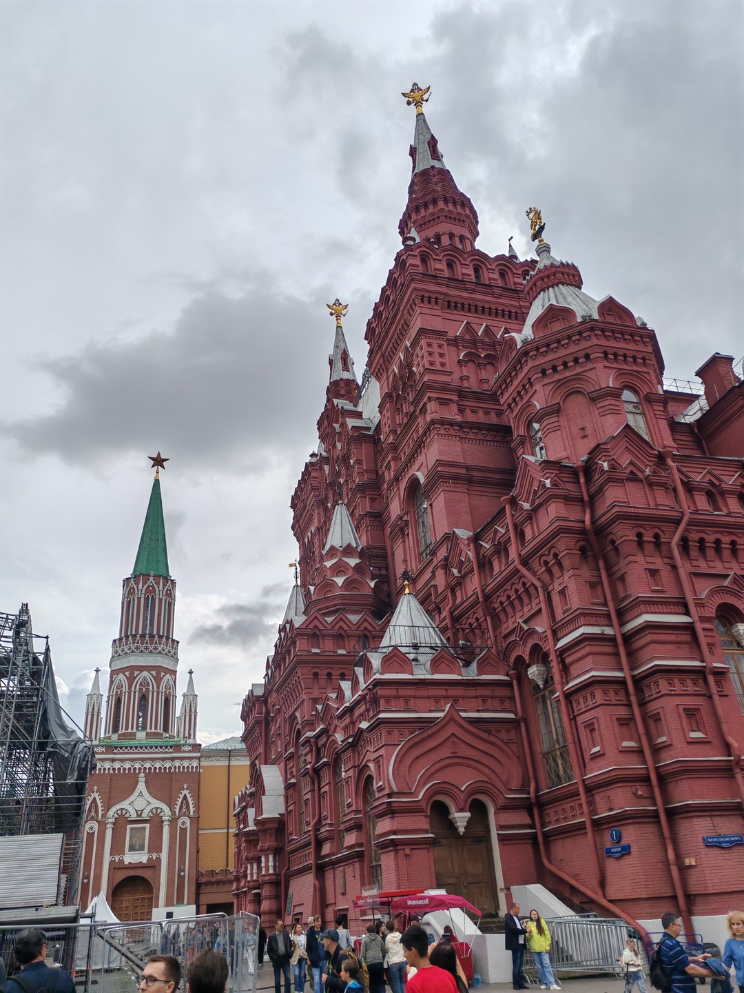 Спасибо большое, Юле за экскурсию. Достаточно интересная прогулка у нас получилась, не смотря на ливень в