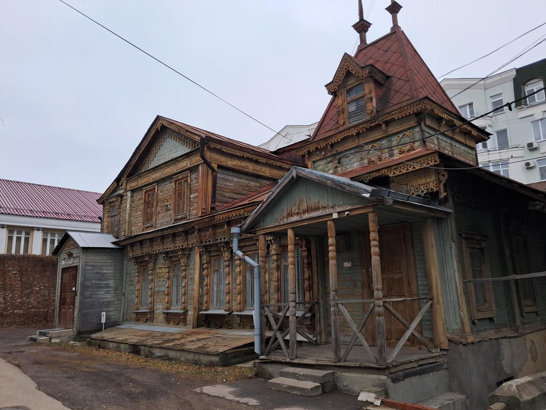 Экскурсовод Инна прекрасно знает свой город, все его укромные уютные дворики и закоулочки, его многовековую историю,