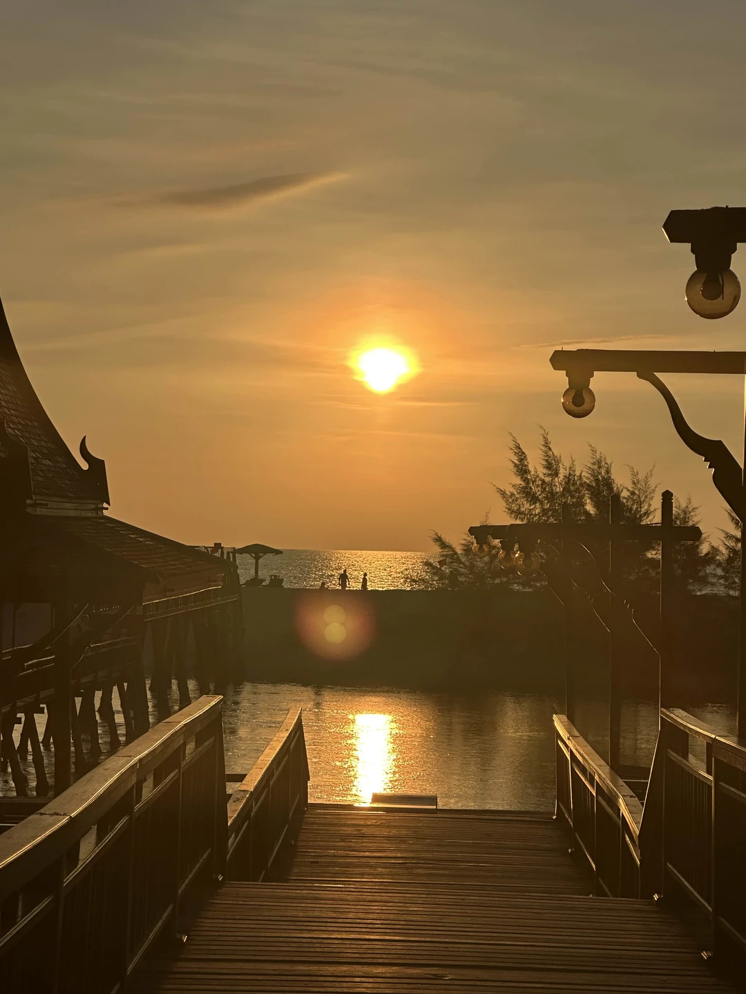 Половина локаций понравилась - много эмоций от посещения слоновника, красивое кафе с кувшинками и вечером термальные источники