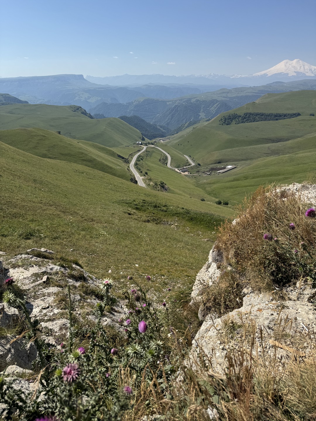 Незабываемое путешествие в горы с Владимиром! Ненавязчивый интереснейший рассказ, очень комфортная машина, приятная музыка, интересная беседа.