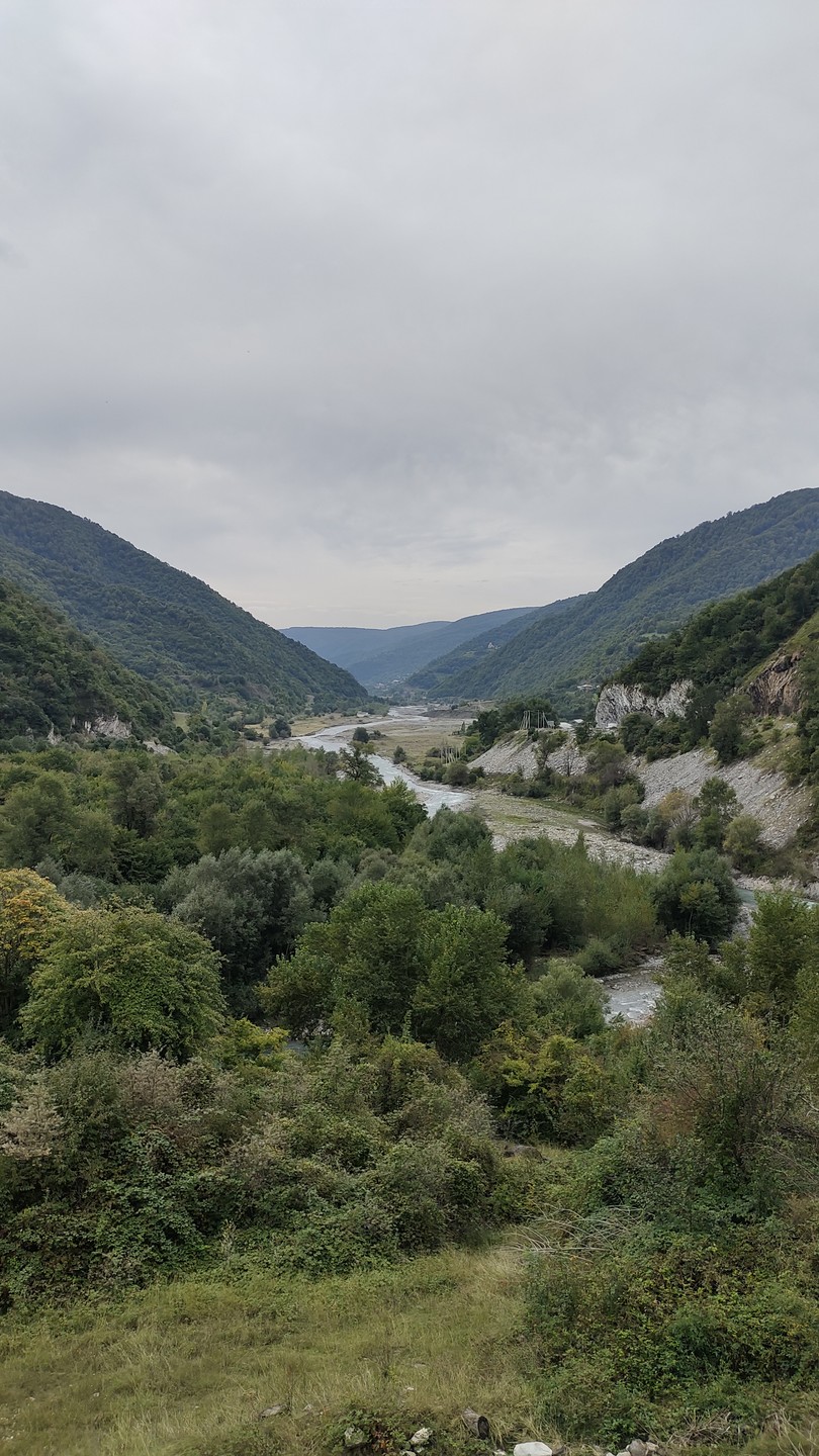 Посетили Жинвальское водохранилище, Арку Дружбы народов в Гудаури и собственно сами Казбеги. Виды везде были невероятные,