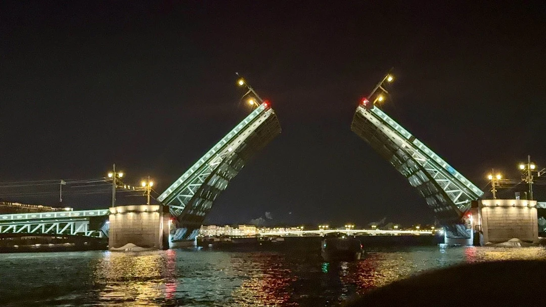 Отличная прогулка,Иван - саксофонист супер!!! ведущая-просто Огонь!!!! бар работал,кофе,горячительные напитки-все на любой вкус. Спасибо,ребята,вам за хорошую,веселую