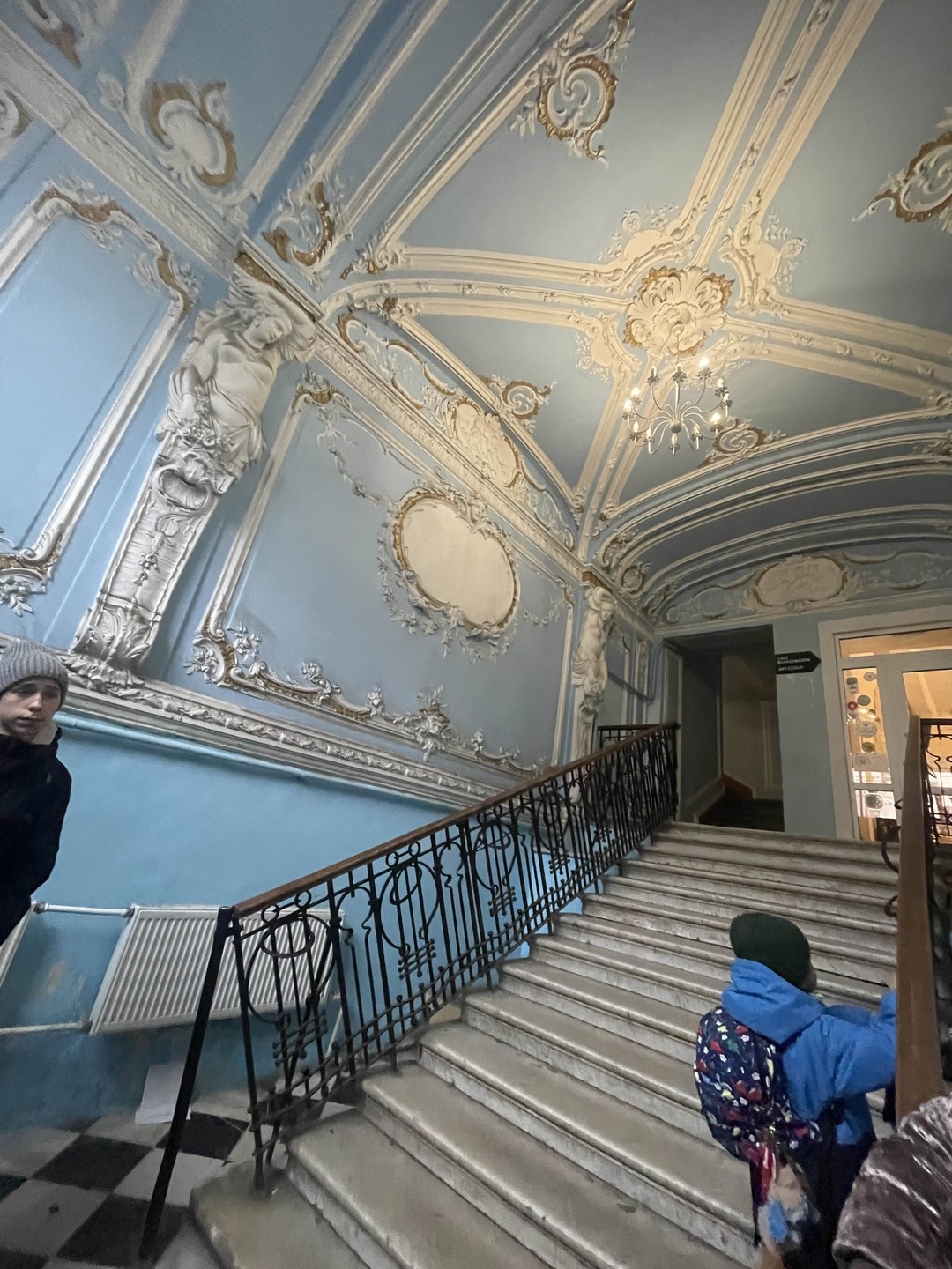 Доходные дома, дворы-колодцы и парадные лестницы (Мария)