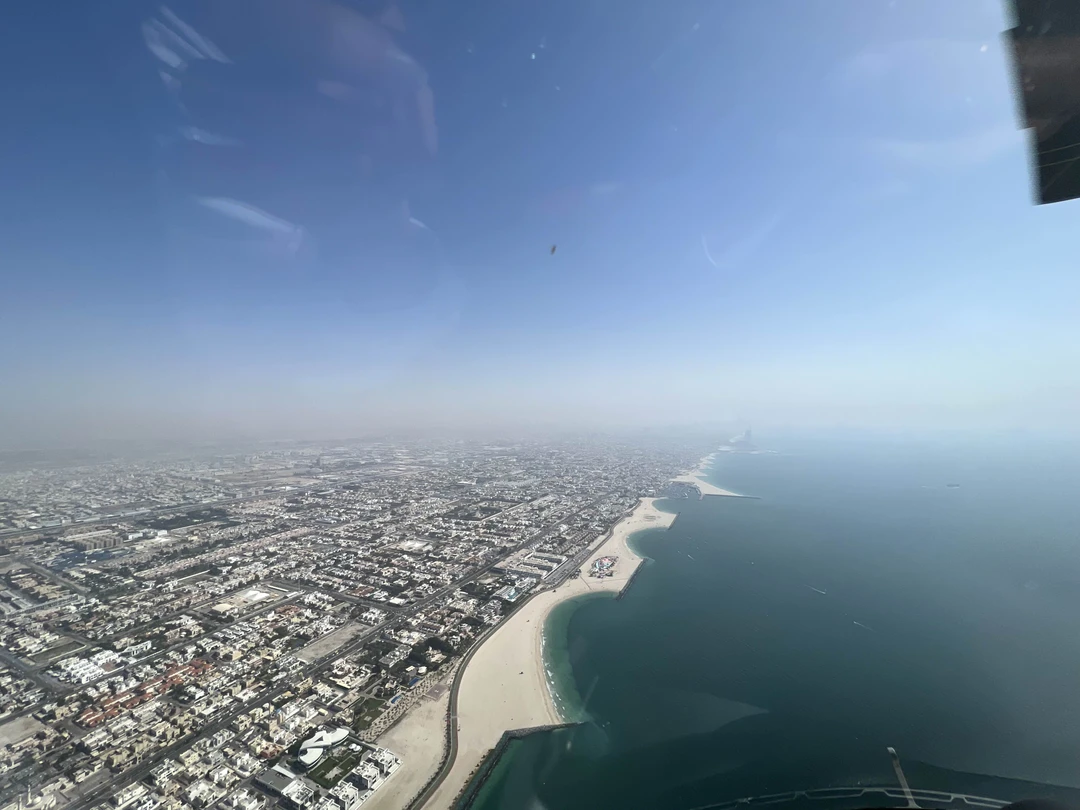 Полёт на вертолёте - это супер! Брала 17 мин - оптимально. В пустыне очень понравилось, песок